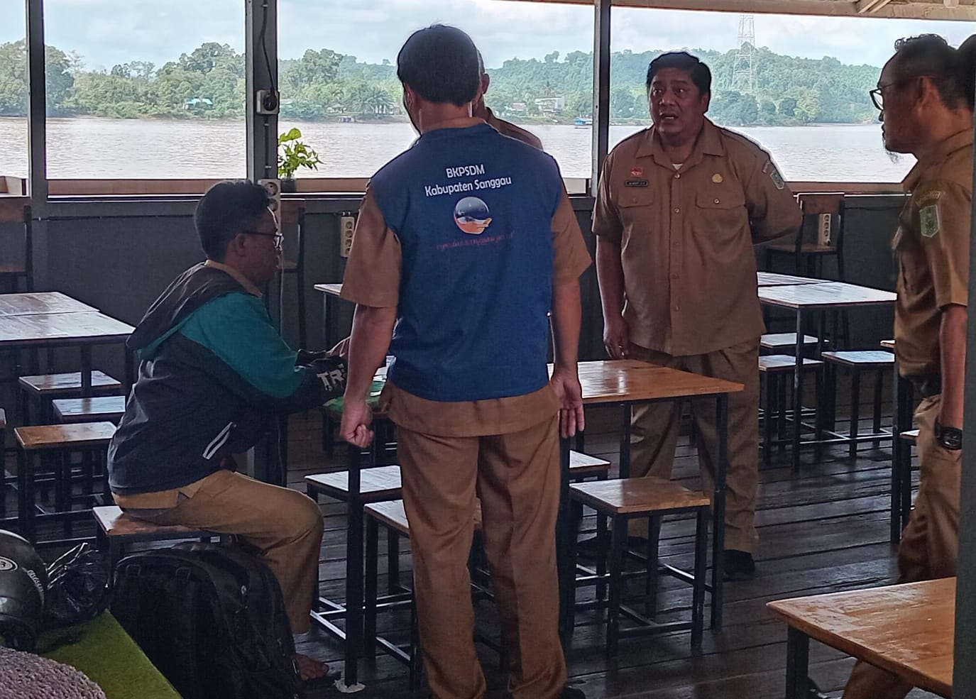 Tim gabungan penegak disiplin pegawai dari BKPSDM, Inspektorat dan Satpol PP Kabupaten Sanggau saat melakukan razia di sejumlah warung kopi, pada Senin, 26 Mei 2025