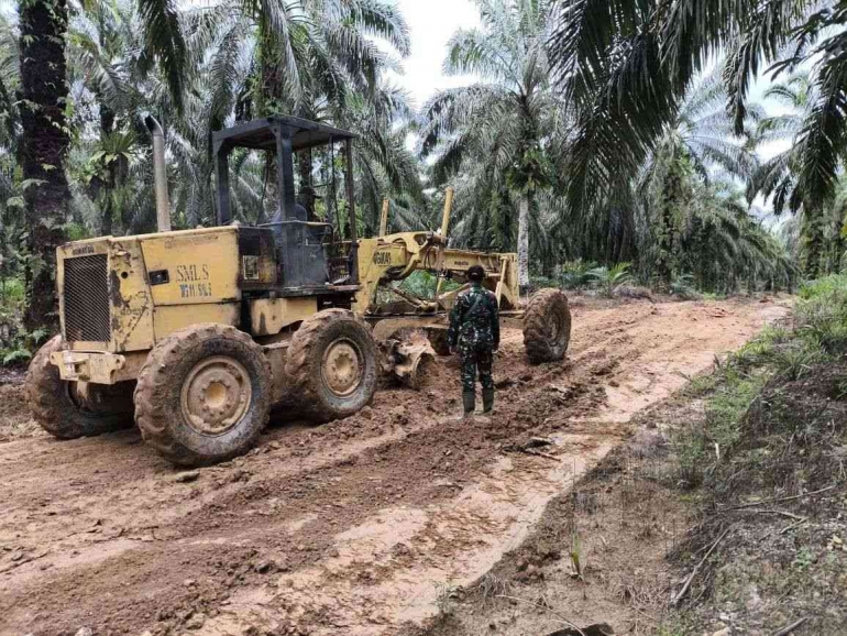 TNI dan Warga Bangun Desa Marita Kabupaten Sanggau Kalimantan Barat Menuju Mandiri dan Sejahtera