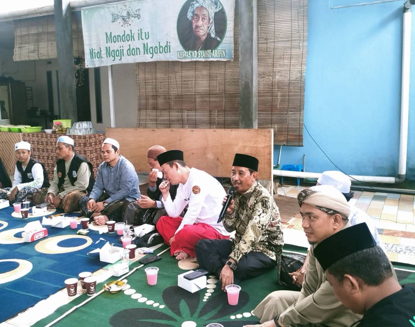 Kepala Bidang Pendidikan Agama dan Pendidikan Keagamaan Islam (Papkis) Kanwil Kemenag Kalbar, Nahruji, M.Si, mewakili Kakanwil menghadiri undangan Asosiasi para Gus Indonesia (Asparagus) dengan tema Ngopi (Ngobrol Penuh Inspirasi) yang diselenggarakan di Pondok Pesantren Al-Murabbi, Kota Pontianak, pada Sabtu, 9 Agustus 2025. (Foto: Humas Kemenag Kalbar)