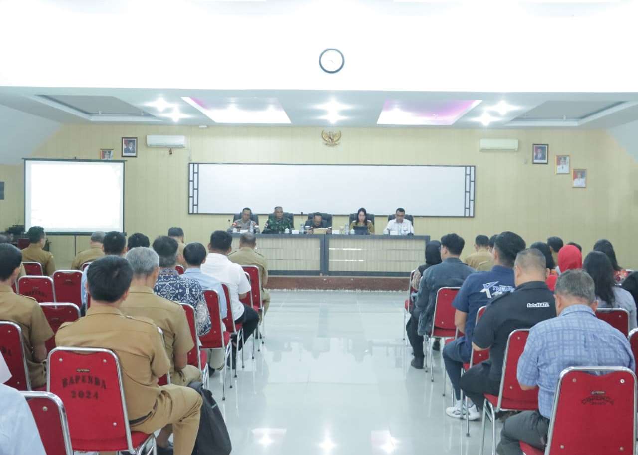 Bupati Sanggau, Yohanes Ontot memimpin rapat persiapan pameran pembangunan memeriahkan HUT ke-80 RI