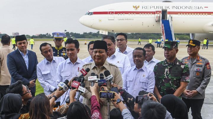 Presiden Prabowo Subianto memberikan keterangan pers ketika tiba di Pangkalan Udara TNI AU Halim Perdanakusuma, Jakarta, 27 September 2025.