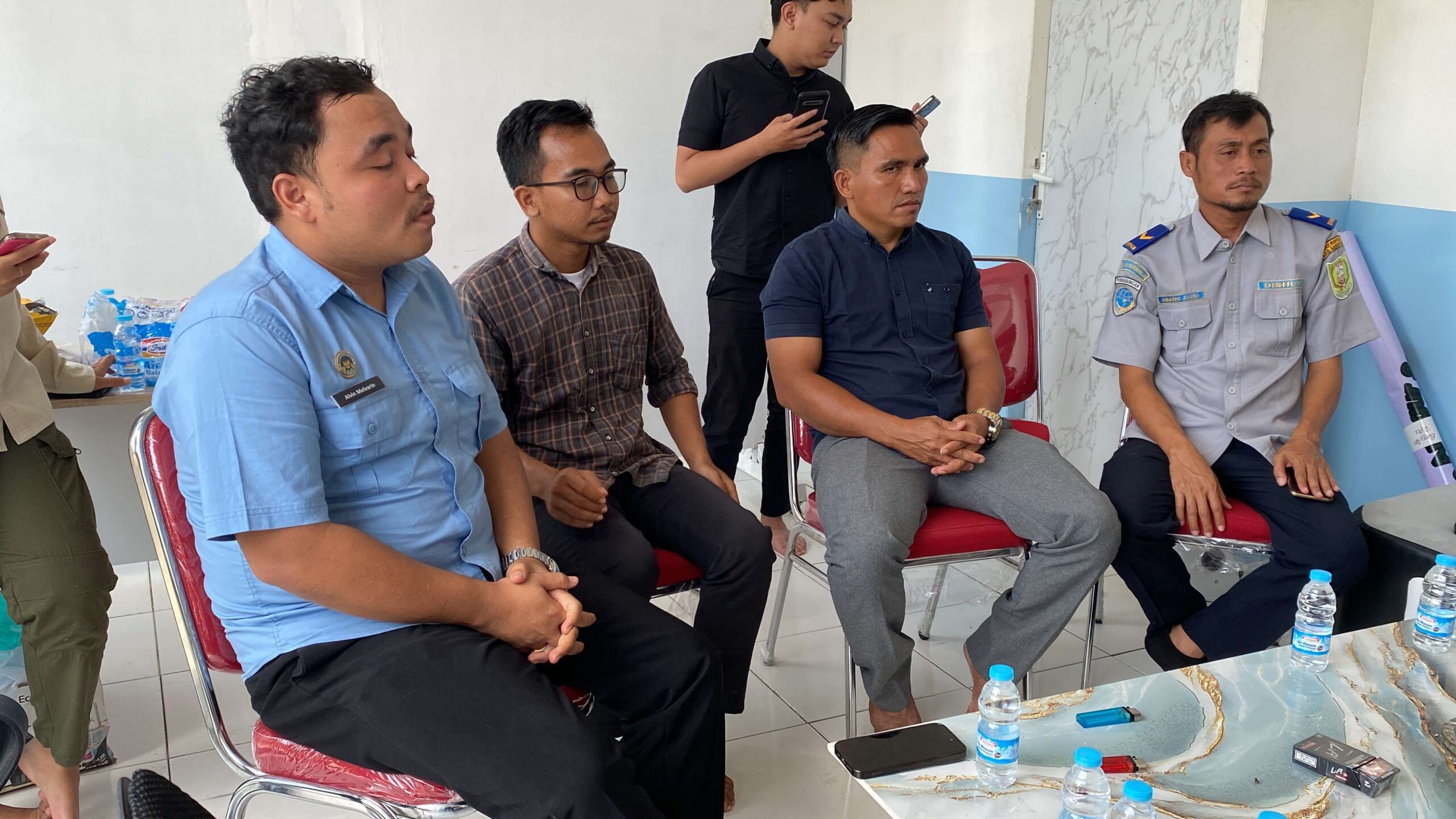 Alvin Melvarin, Koordinator Wilayah Badan Gizi Nasional Kabupaten Sanggau (Kemeja Biru) bersama Urai Deki Akbar, Kepala SPPG Dapur Pengadang (kotak-kotak) saat diinvestigasi oleh pihak Forkopimcam Sekayam.