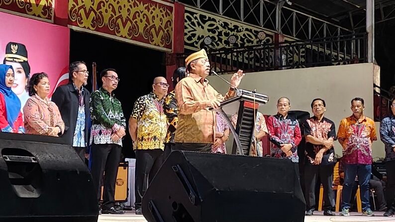 Bupati Sanggau, Yohanes Ontot, saat menutup Pameran Pembangunan Sabang Merah 2025.