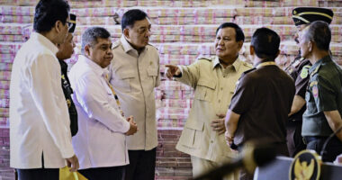 Presiden Prabowo Subianto menyaksikan secara langsung penyerahan uang pengganti kerugian negara sebesar Rp13.255.244.538.149,00 dalam perkara tindak pidana korupsi pemberian fasilitas ekspor Crude Palm Oil (CPO) dan turunannya, dari Kejaksaan Agung kepada Kementerian Keuangan di Gedung Utama Kompleks Kejaksaan Agung RI, Jakarta, pada Senin, 20 Oktober 2025.