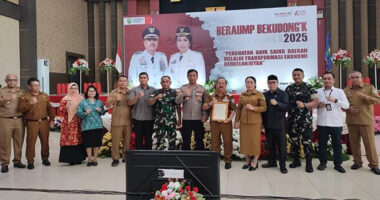 Bupati Sanggau Yohanes Ontot didampingi Wakil Bupati Susana Herpena melaunching logo "Brand Image Sabang Merah Kabupaten Sanggau" di Balai Pertemuan Umum Kota Sanggau, pada Senin, 20 Oktober 2025.