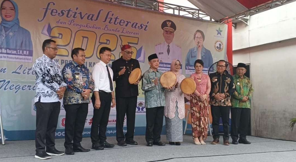 Pembukaan Festival Literasi dan Pengukuhan Bunda Literasi 2025, Kamis, 20 November 2025, di halaman Kantor Dinas Perpustakaan dan Kearsipan Provinsi Kalbar.