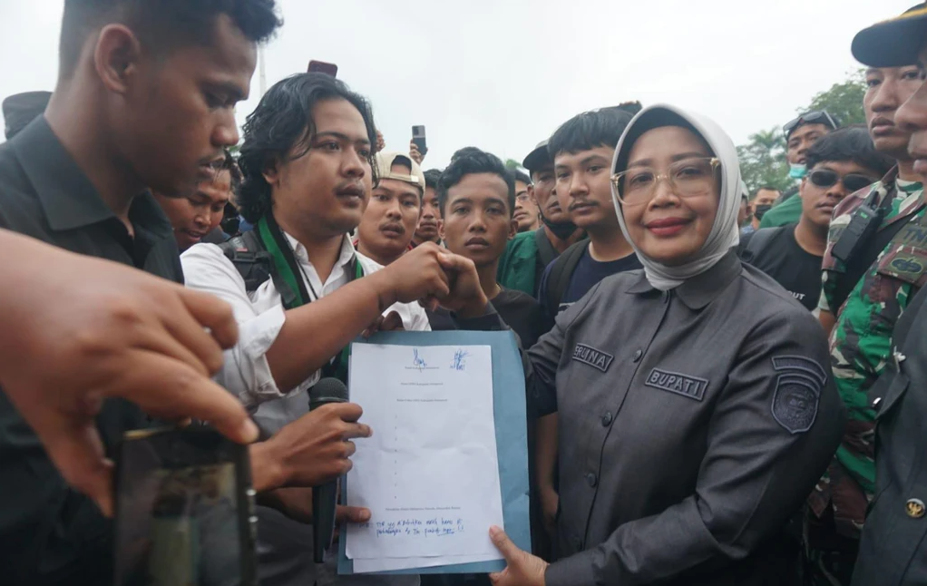 Bupati Mempawah, Erlina, tanda tangani tuntutan Aliansi Mahasiswa dan Masyarakat Bersatu.