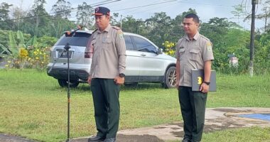 Kepala Pelaksana (Kalaksa) BPBD Kabupaten Sanggau, Didit Richardi, memimpin apel gabungan pada Senin, 25 Mei 2026, di halaman kantor BPBD Kabupaten Sanggau