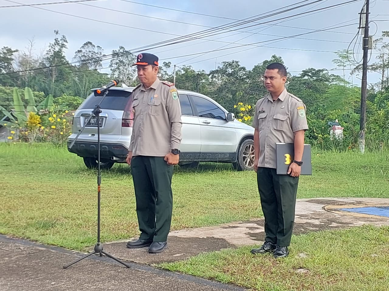 Kepala Pelaksana (Kalaksa) BPBD Kabupaten Sanggau, Didit Richardi, memimpin apel gabungan pada Senin, 25 Mei 2026, di halaman kantor BPBD Kabupaten Sanggau